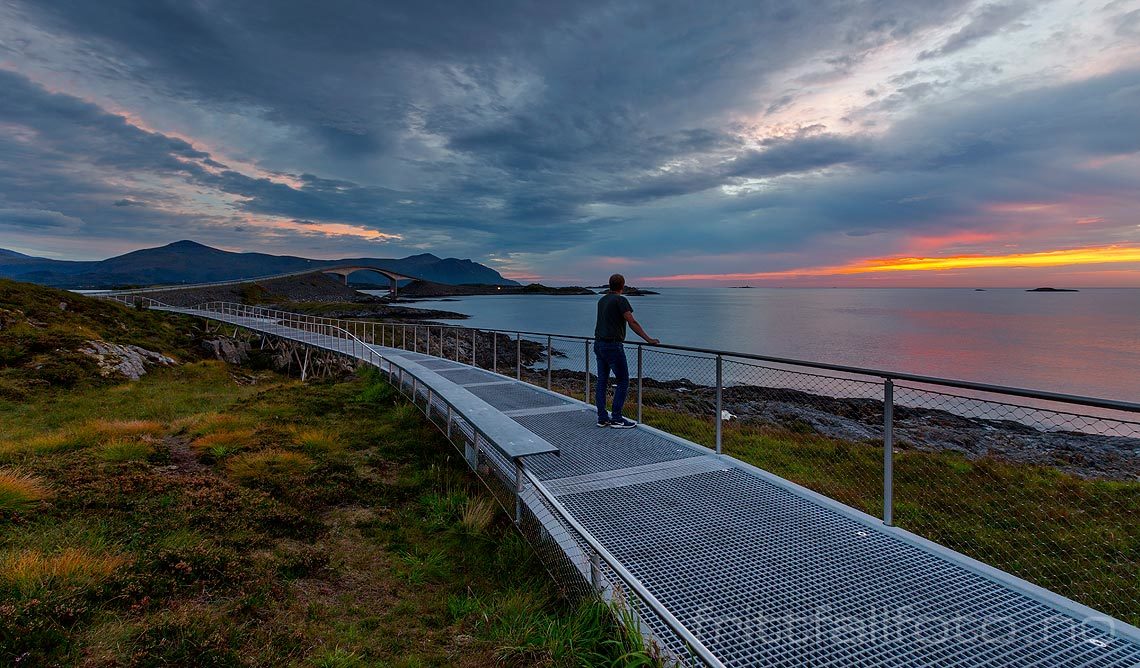 Varm septemberkveld ved Atlanterhavsvegen, Averøy, Møre og Romsdal.<br>Bildenr 20180908-1656.