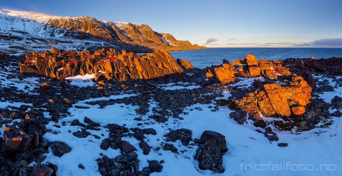 En sjeldent stille vinterdag ved Persfjorden på Varangerhalvøya, Vardø, Finnmark.<br>Bildenr 20181102-0532-0541.