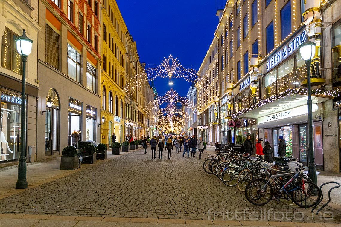 Julestemning i Nedre Slottsgate, Oslo.<br>Bildenr 20181201-128.