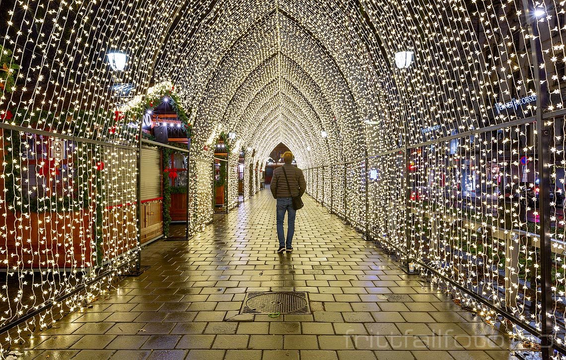 Julebelysning ved Eidsvolls Plass, Oslo.<br>Bildenr 20181202-010.