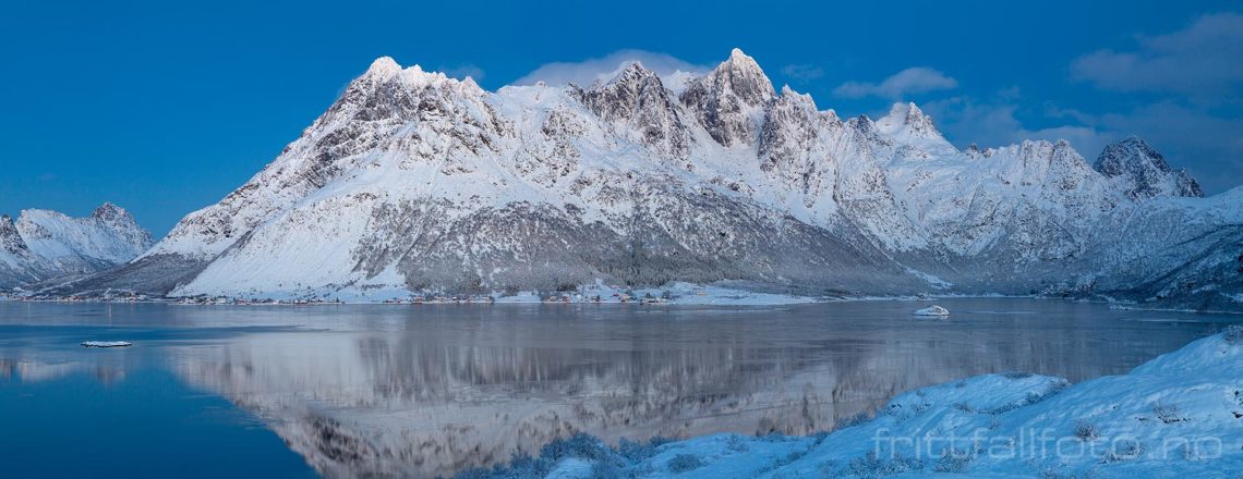 Vinterlys ved Austnesfjorden på Austvågøya, Vågan i Lofoten, Nordland.<br>Bildenr 20181207-289-293.