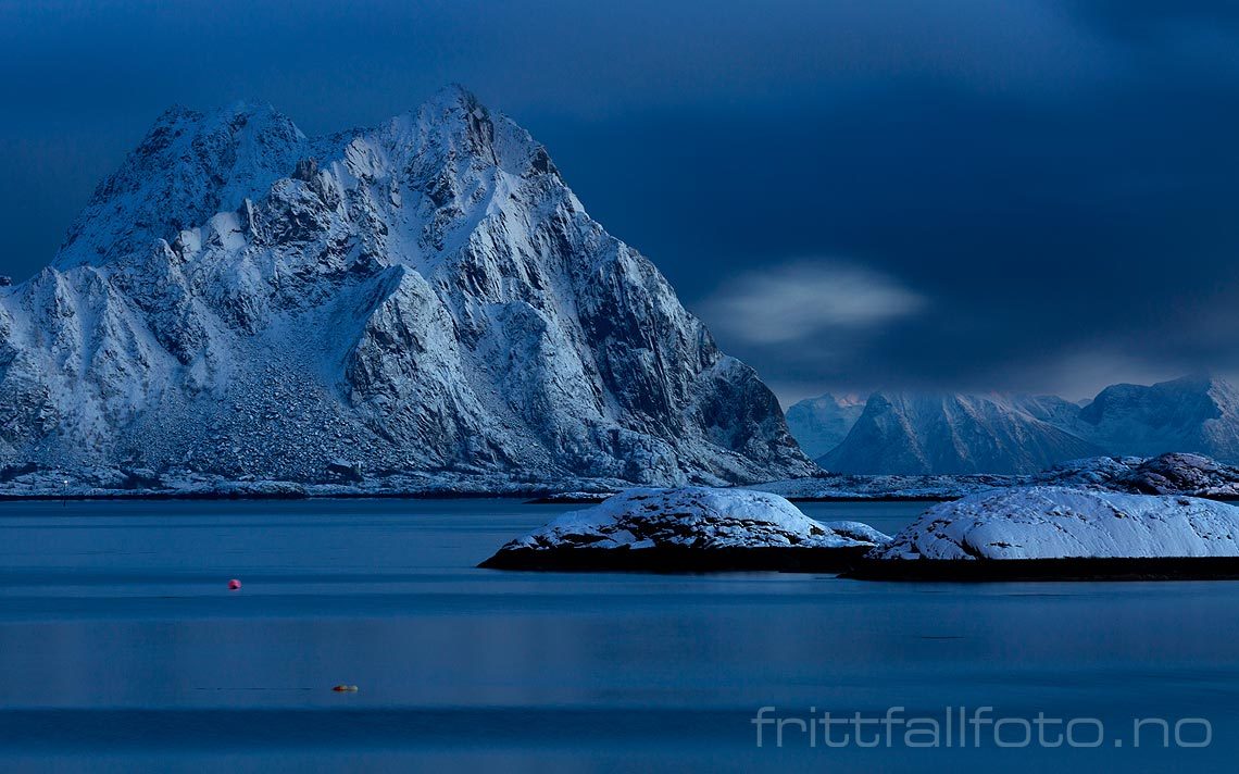 Mørketidslys nær Svolvær, Vågan i Lofoten, Nordland.<br>Bildenr 20181207-350.