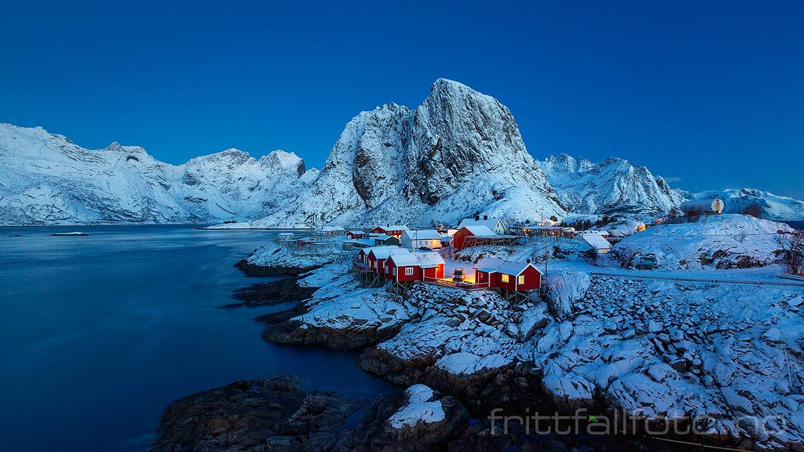 Morgen ved hamnøy på Moskenesøya, Moskenes i Lofoten, Nordland.<br>Bildenr 20181208-039.