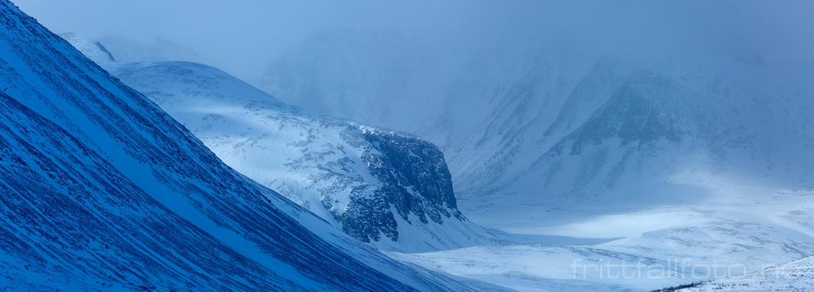 Snøbyger over Storbotn i Rondane fotografert fra Atnsjømyrene, Stor-Elvdal, Innlandet.<br>Bildenr 20190311-012-014.