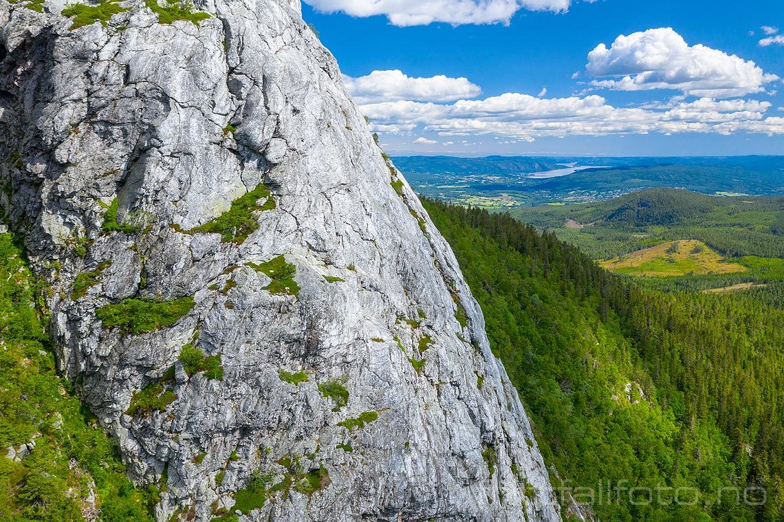 Det lyse kvartsittfjellet stuper ned i Valjuvet på Lifjell, Midt-Telemark, Telemark.<br>Bildenr 20190716-517.