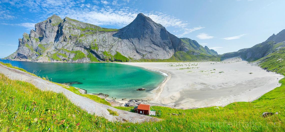 Ved Bunesstranda på Moskenesøya, Moskenes i Lofoten, Nordland.<br>Bildenr 20190731-0518-0524.