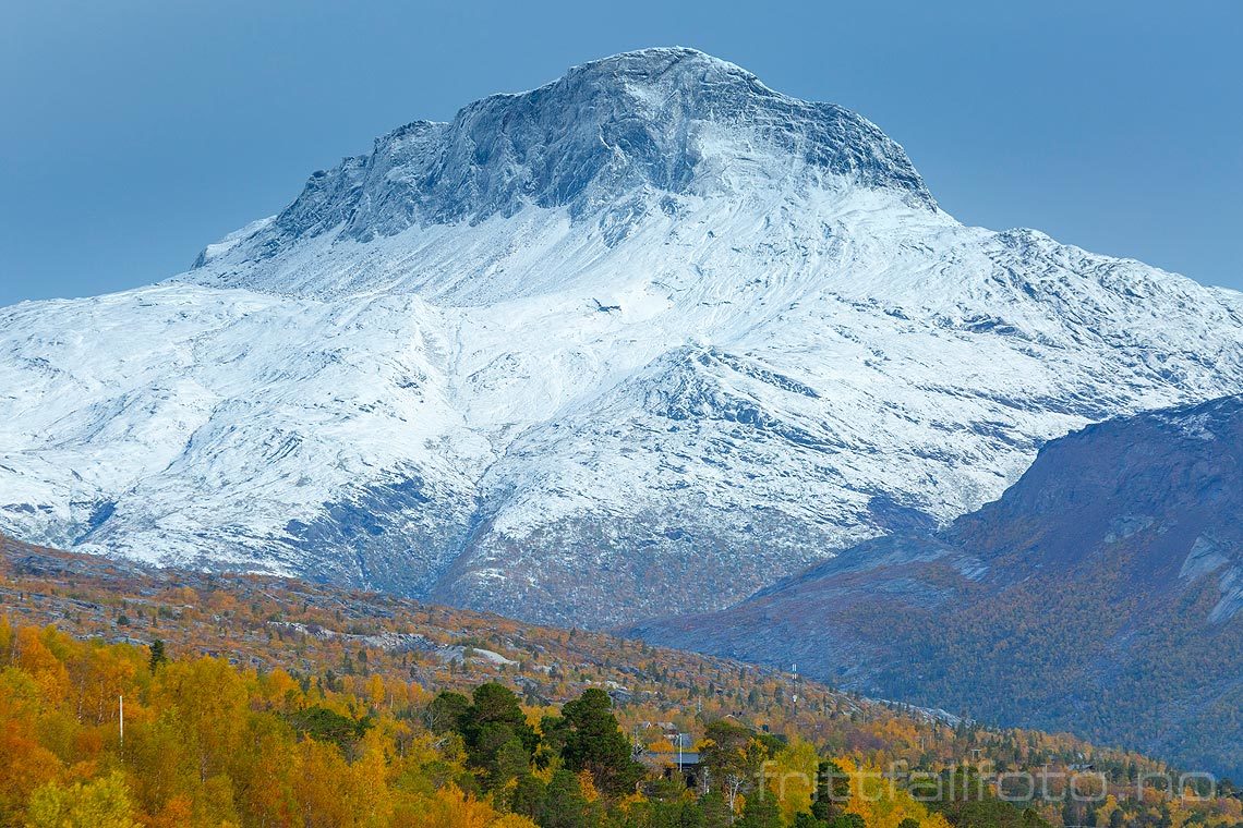 Solvågtinden ruver over Lønsdalen, Saltdal, Nordland.<br>Bildenr 20190920-0422.