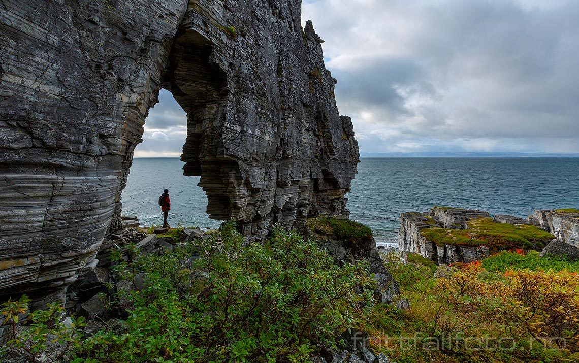 Den gamle samiske offerhula i Simaskaret ved Porsangerfjorden, Porsanger, Finnmark.<br>Bildenr 20190922-0506.