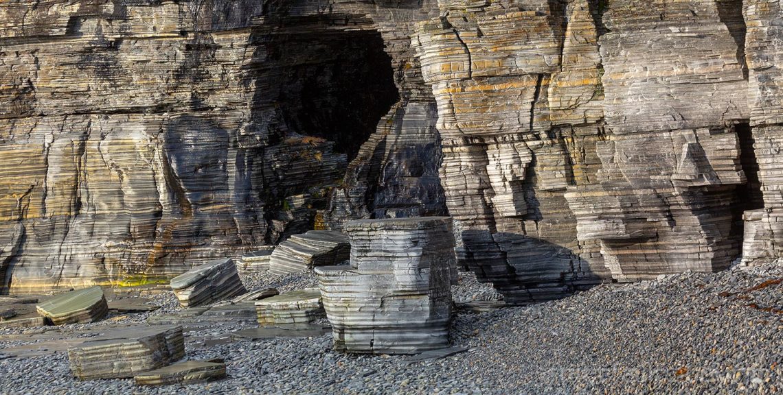 Lagdelt fjell i Simaskaret ved Porsangerfjorden, Porsanger, Finnmark.<br>Bildenr 20190922-1077-1086.