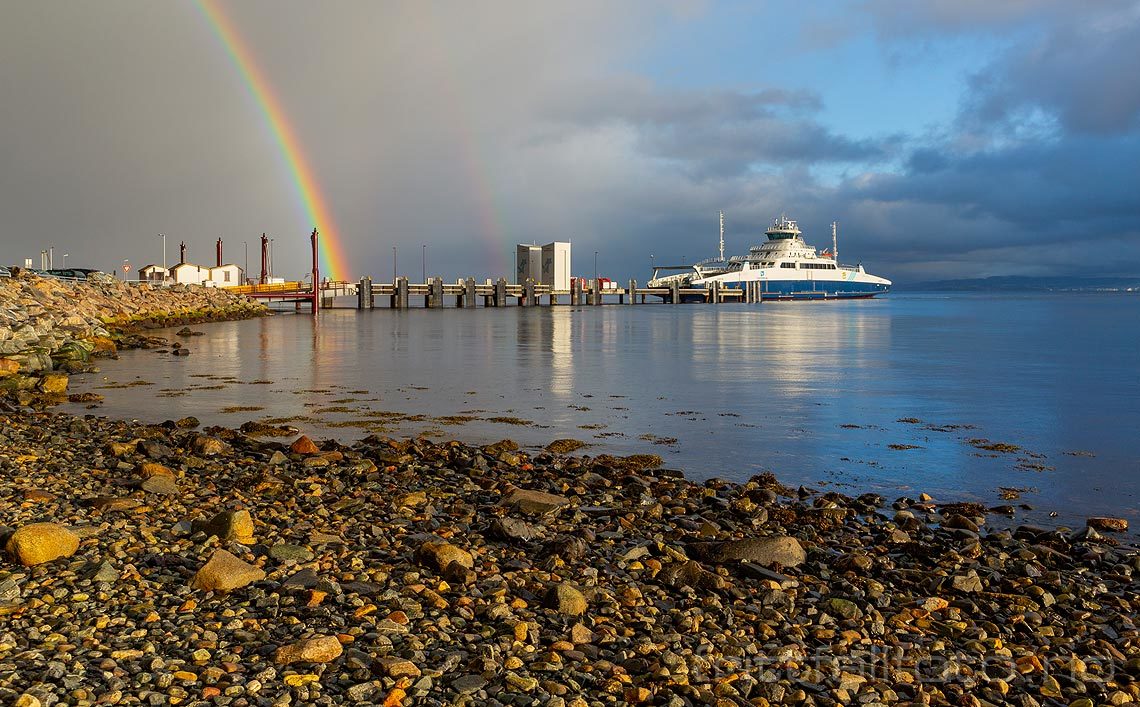 En regnbue dekorerer fergekaia i Rørvika ved Trondheimsfjorden, Indre Fosen, Trøndelag.<br>Bildenr 20191029-688.