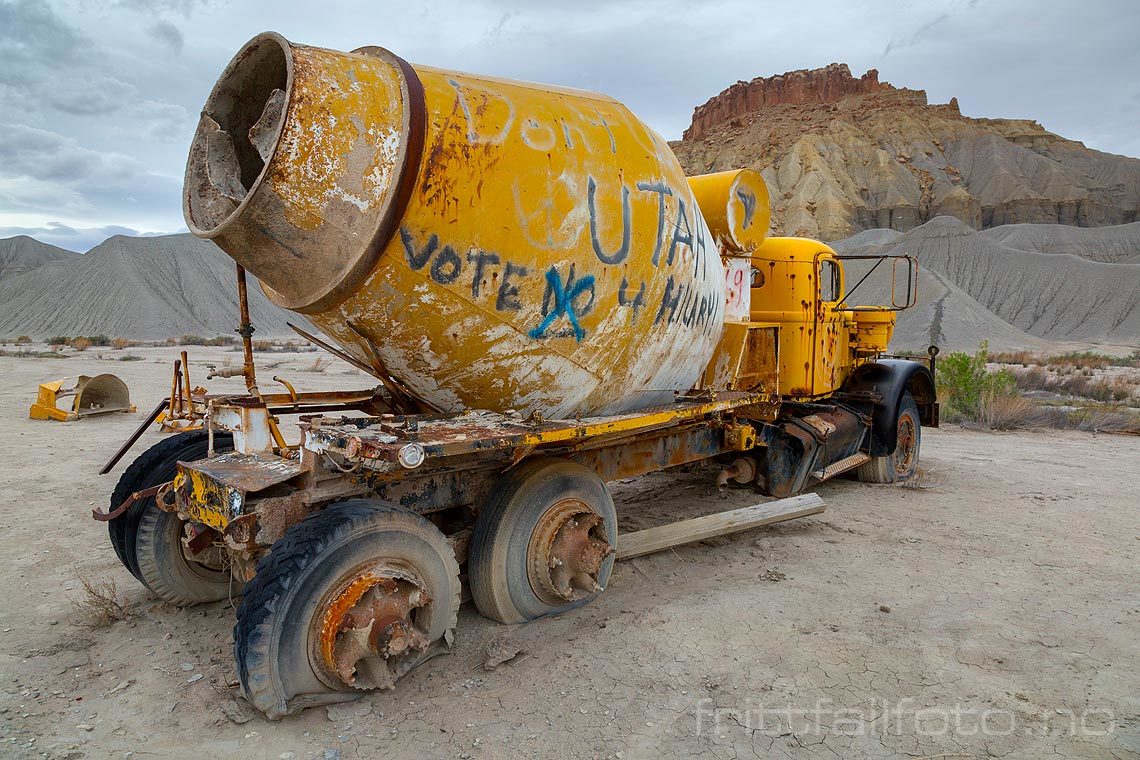 Gammel sementbil ved Blue Gate nær Caineville, Wayne County, Utah, USA.<br>Bildenr 20170407-473.