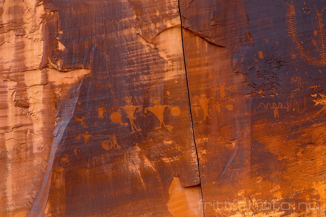 Petroglyfer på fjellvegg ved Poison Spider Mesa nær Moab, Grand County, Utah, USA.<br>Bildenr 20170408-211.