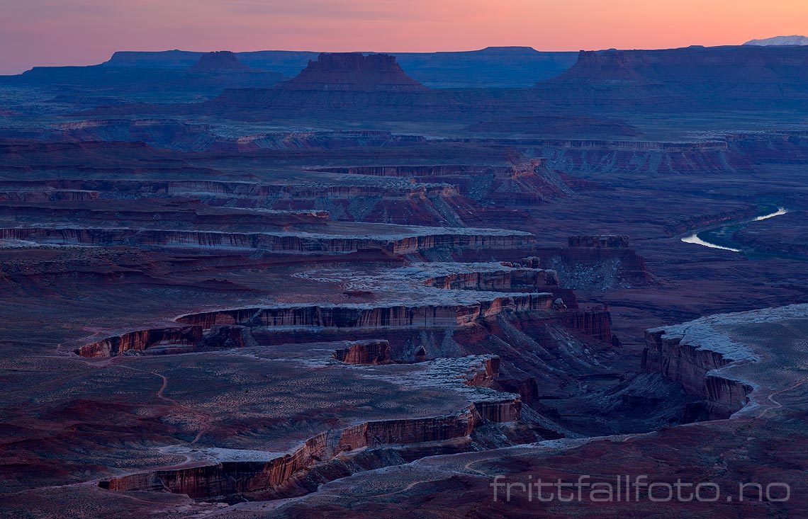 Kvelden senker seg over Soda Springs Basin i Canyonlands National Park, San Juan County, Utah, USA.<br>Bildenr 20170409-555.