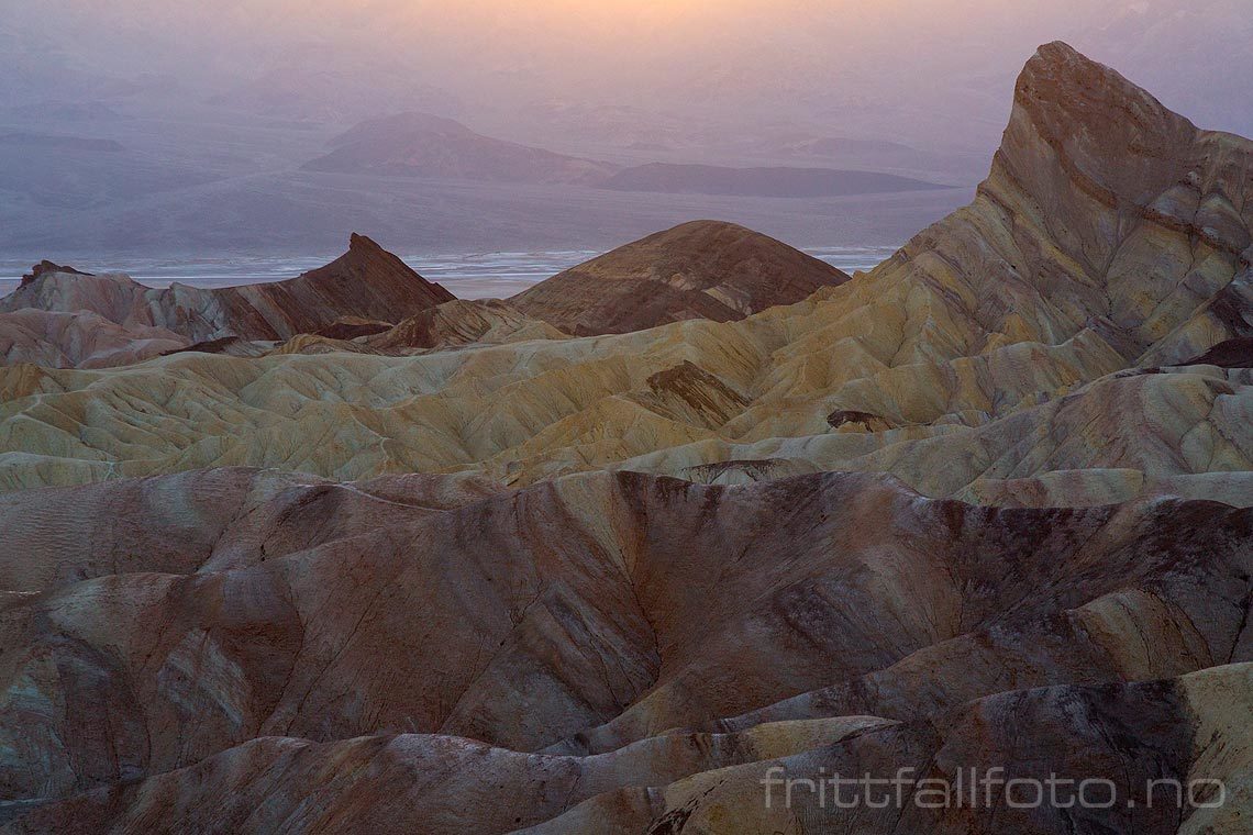 Kveld ved Zabriskie Point i Death Valley National Park, Inyo County, California, USA.<br>Bildenr 20170412-292.