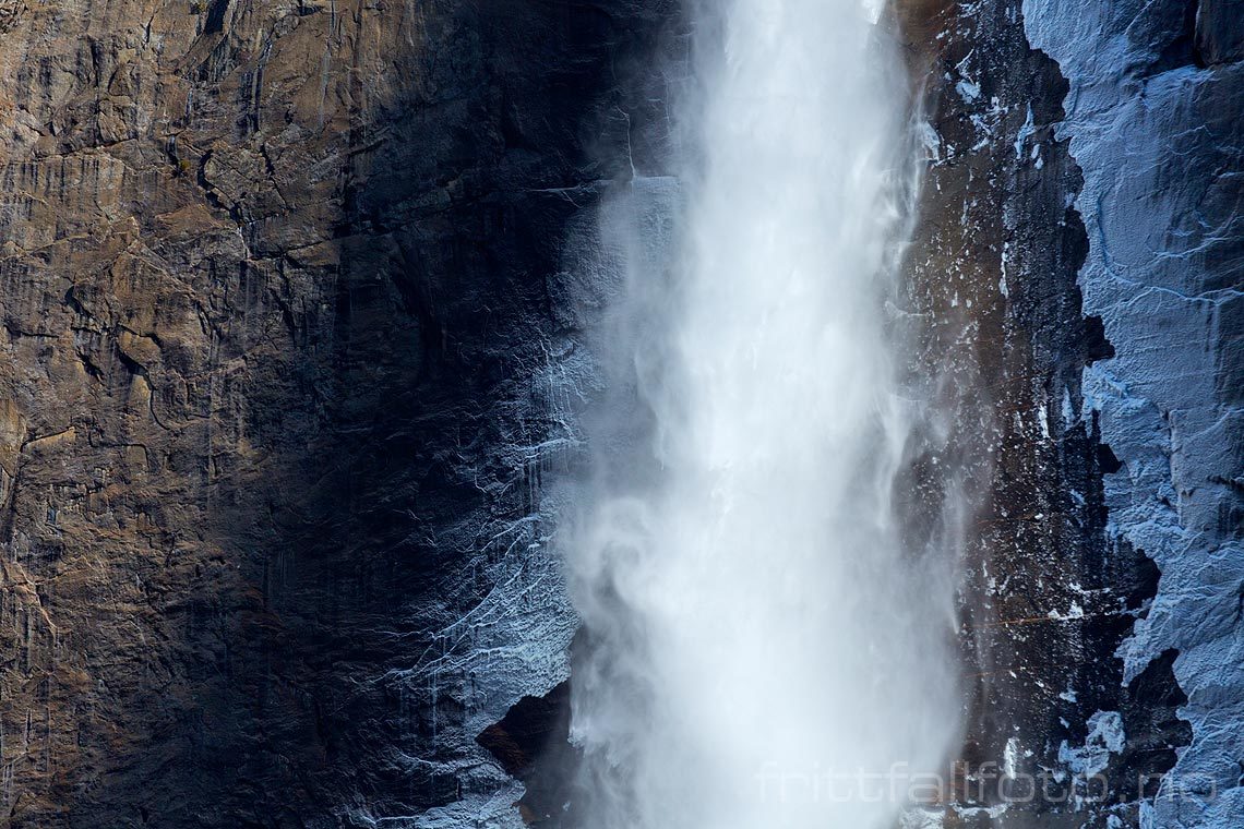Upper Yosemite Falls i Yosemite Valley, Sierra Nevada, Mariposa County, California, USA.<br>Bildenr 20170414-391.