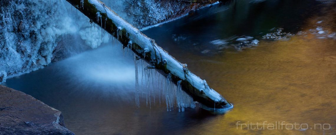 Vinterfrost ved Høgfoss i Åseåa, Midt-Telemark, Telemark.<br>Bildenr 20200321-241-242.