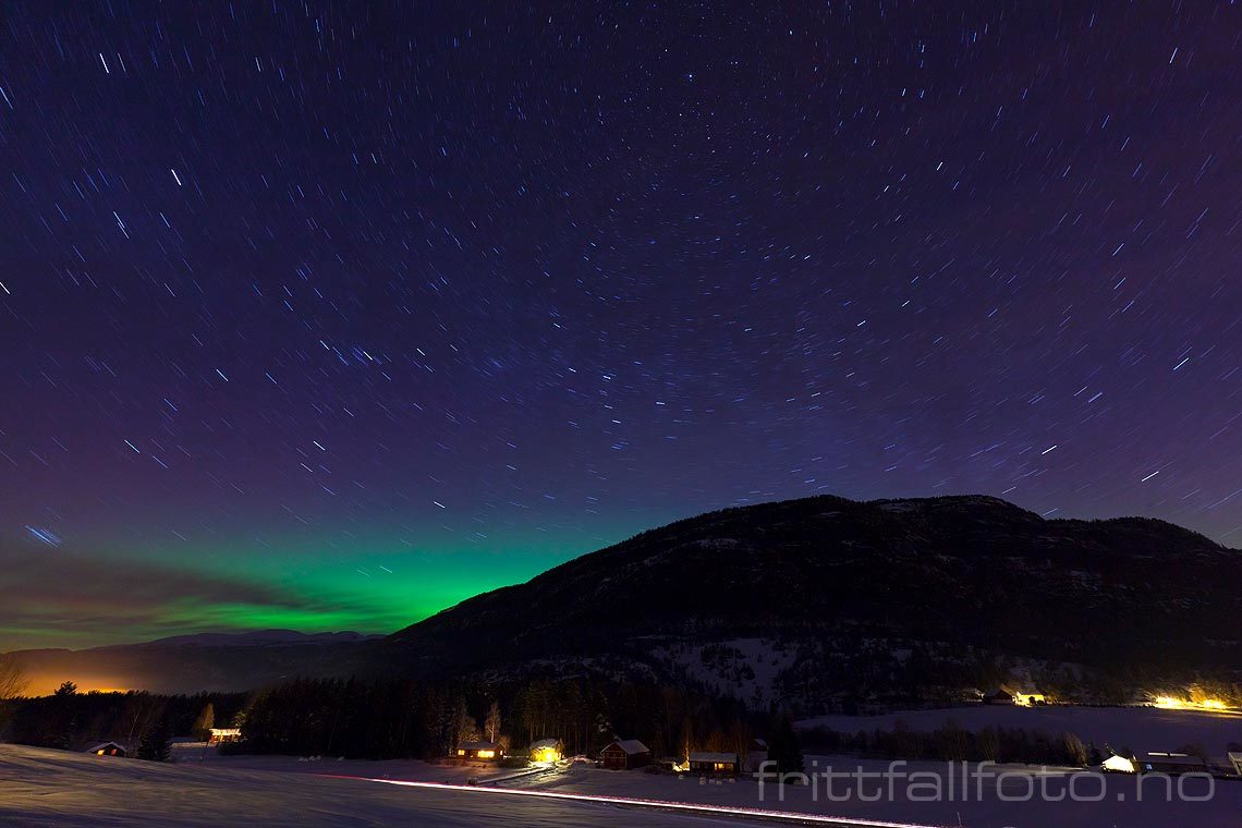 Svakt nordlys over Lifjell, Midt-Telemark, Telemark.<br>Bildenr 20110302-011.