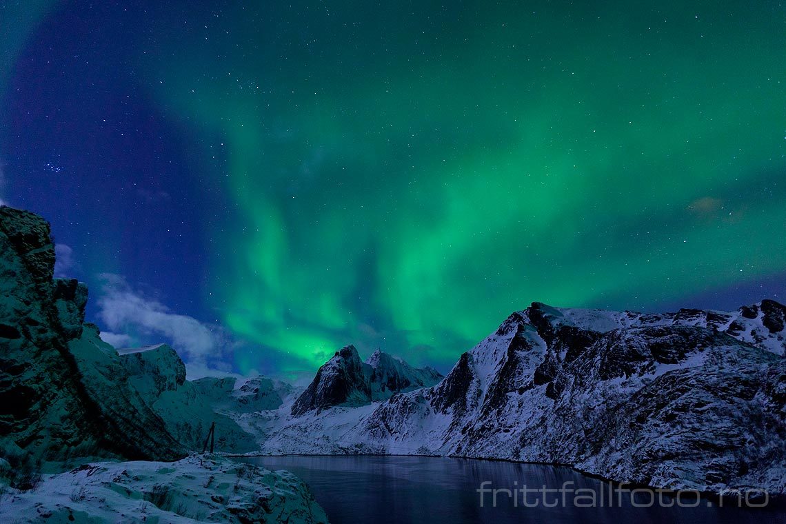 Nordlys over Djupfjorden, Moskenes, Nordland.<br>Bildenr 20110312-131.