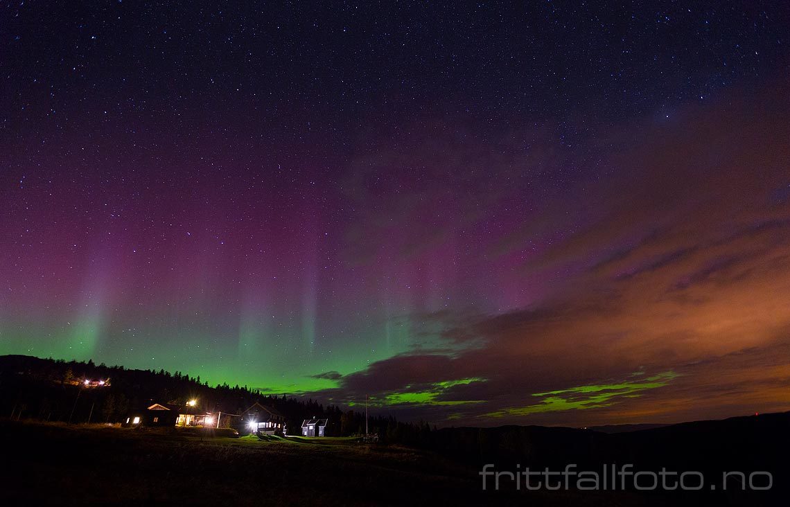 Nordlys ved Jønnbu på Lifjell, Midt-Telemark, Telemark.<br>Bildenr 20141020-021.