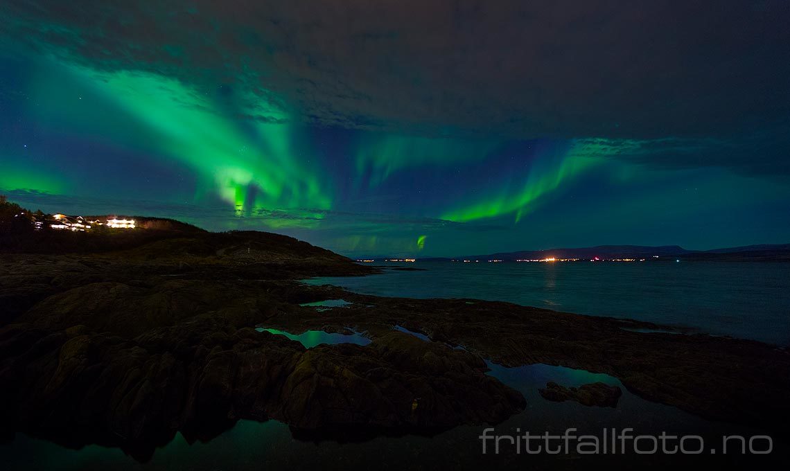 Nordlys ved Bodøsjøen, Bodø, Nordland.<br>Bildenr 20161025-023.