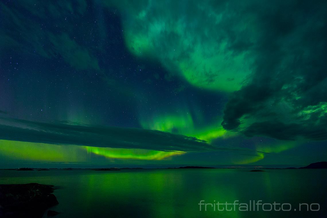 Nordlyseksplosjon over Karlsøyfjorden, Bodø, Nordland.<br>Bildenr 20161025-079.