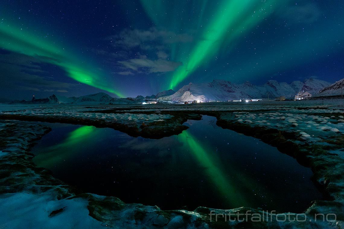 Nordlys ved Sandelva på Flakstadøya i Lofoten, Flakstad, Nordland.<br>Bildenr 20181207-382.