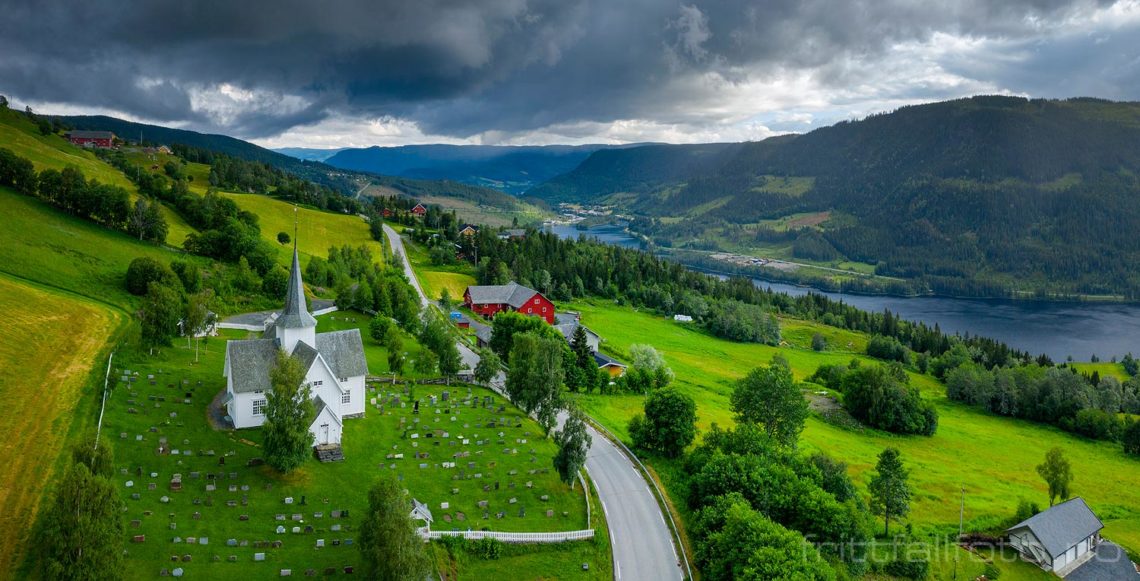 Ved Skrautvål kyrkje, Nord-Aurdal, Innlandet.<br>Bildenr 20210708-524-525.