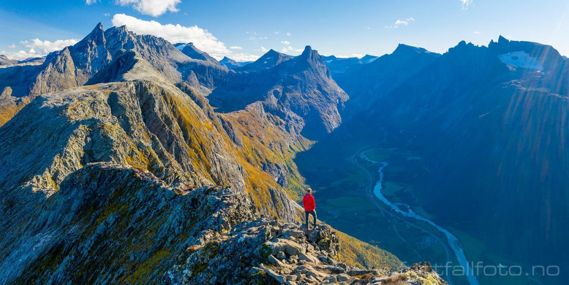 Spektakulær utsikt på Romsdalseggen, Rauma, Møre og Romsdal.<br>Bildenr 20210928-0820-0821.