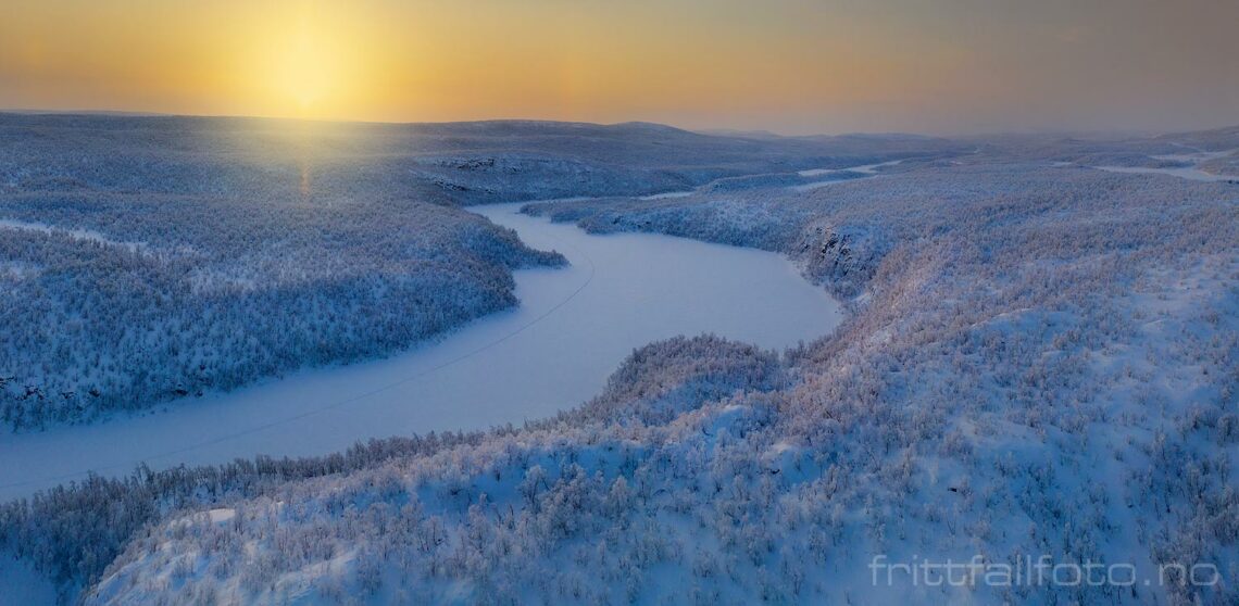 Råkald vinterdag ved Kautokeinoelva, Kautokeino, Finnmark.<br>Bildenr 20220222-160-161.