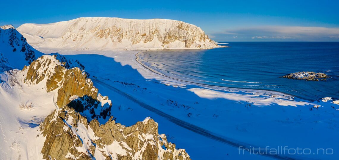 Vinterdag ved Sandfjorden, Berlevåg, Finnmark.<br>Bildenr 20220223-0435-0436.