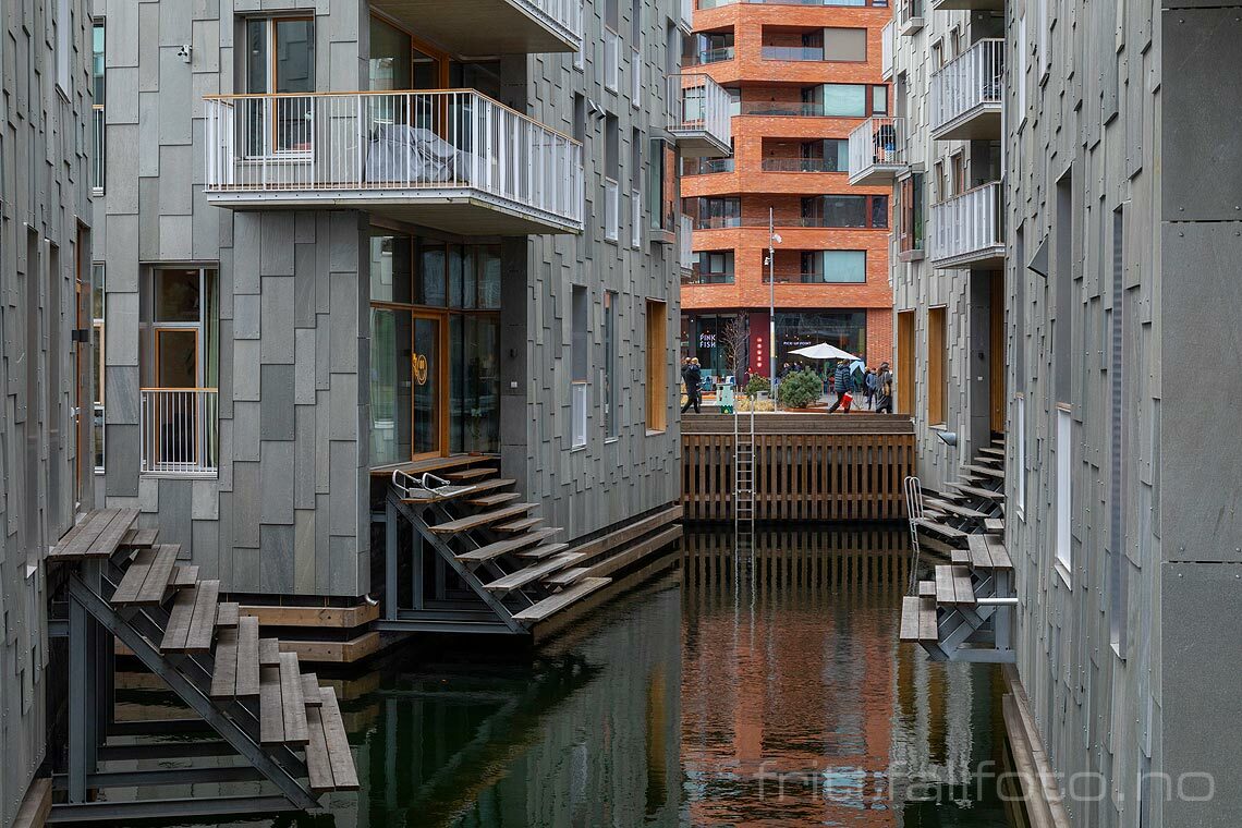 Moderne arkitektur ved Bispekaia, Oslo.<br>Bildenr 20220409-026.
