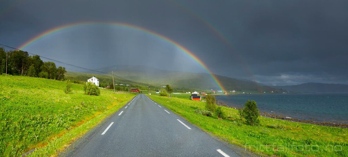 Regnbue over Skogsfjord på Ringvassøya, Karlsøy, Troms.<br>Bildenr 20220608-171-172.