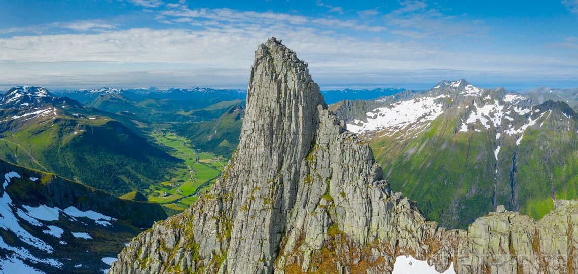 Fingeren ruver over Follestaddalen, Ørsta, Møre og Romsdal.<br>Bildenr 20220719-0144-0145.