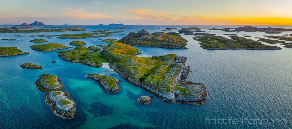 Sommerkveld ved Prestøya, Rødøy, Nordland.<br>Bildenr 20220802-1008-1011.