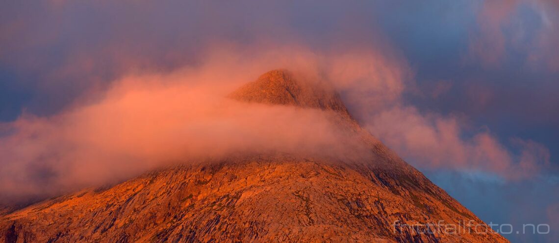 Kveldlys på Heilhornet, Bindal, Nordland.<br>Bildenr 20220807-1011-1014.