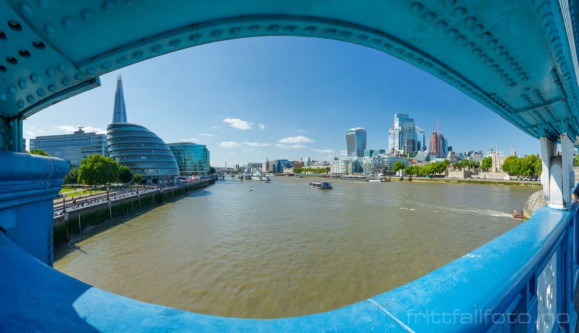 På Tower Bridge i London, Storbritannia.<br>Bildenr 20220819-111-112.