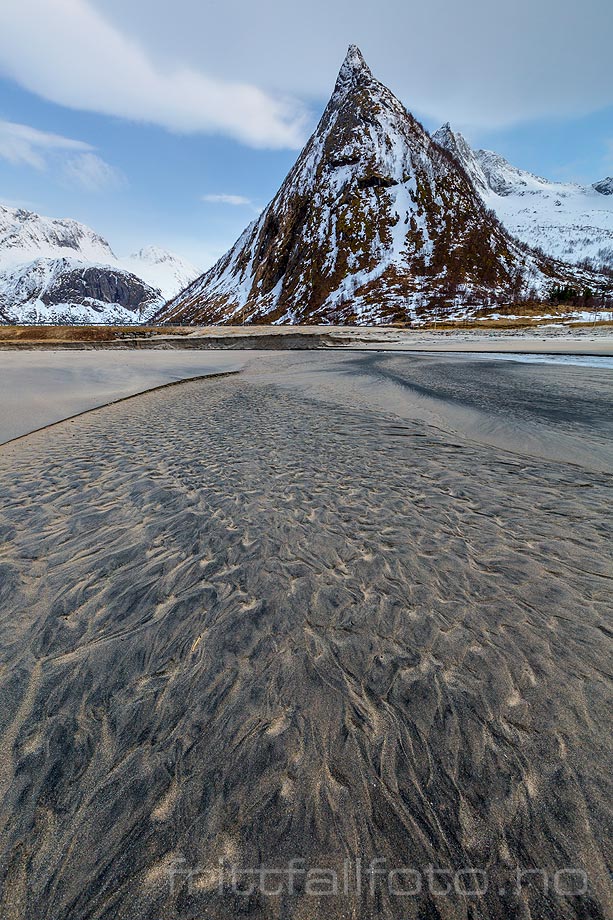 Den sylkvasse Hatten ruver bak stranda i Ersfjorden, Senja, Troms og Finnmark.<br>Bildenr 20150414-255.