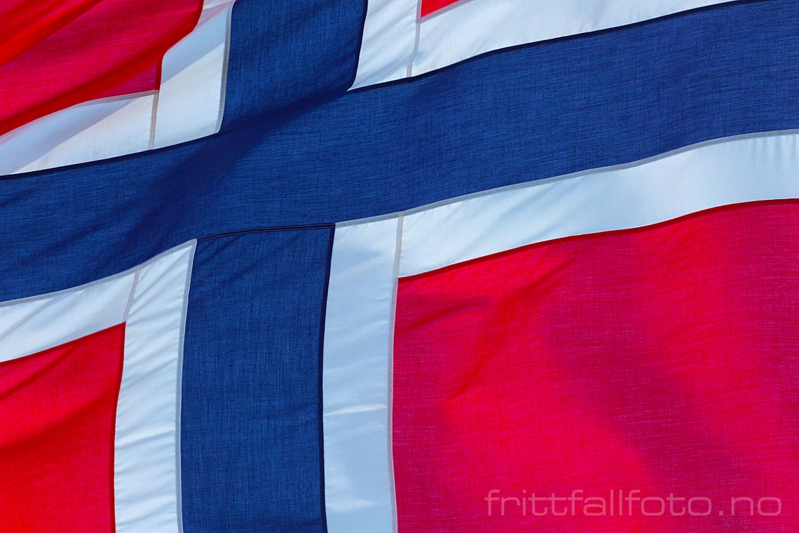 Det norske flagget vaier i vinden på 17. mai, Lillesand, Agder.<br>Bildenr 20150517-089.