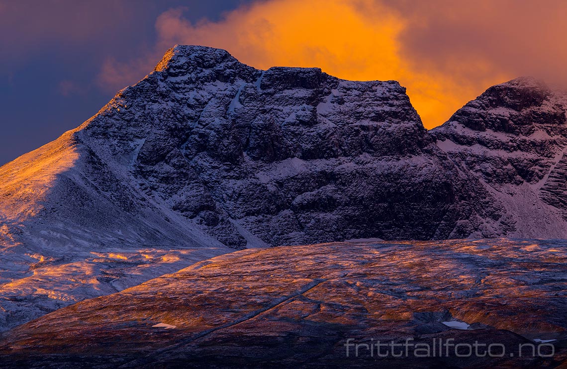 Morgensola gir fargesprakende skyer ved Midtrondene i Rondane, Folldal, Innlandet.<br>Bildenr 20150926-120.