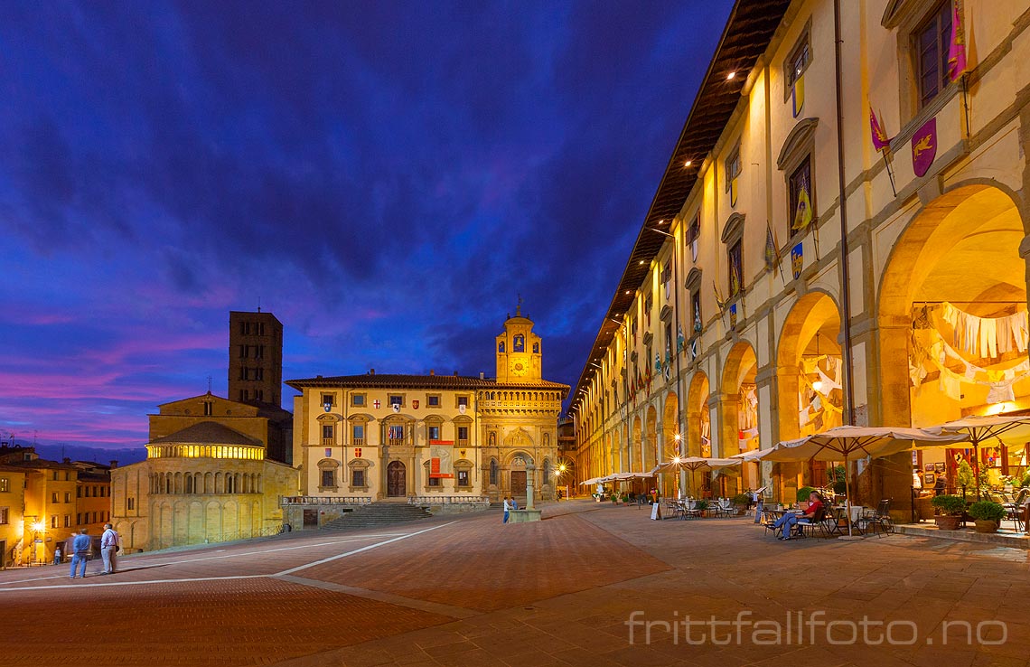Kveld ved Piazza Grande i Arezzo, Provincia di Arezzo, Toscana, Italia.<br>Bildenr 20130918-503.