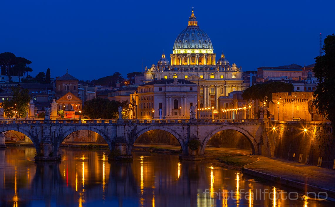 Basilica di San Pietro lyser over Fiume Tevere, Roma, Lazio, Italia.<br>Bildenr 20140608-043.