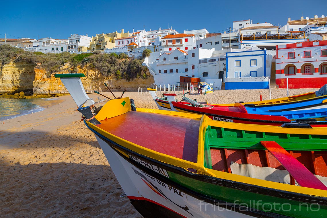 Fargerike båter på stranda ved Carvoeiro, Lagoa, Distrito de Faro, Portugal.<br>Bildenr 20140716-215.