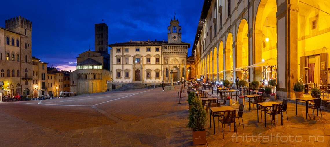 Kveld på Piazza Grande i Arezzo, Toscana, Italia.<br>Bildenr 20230419-1037-1041.