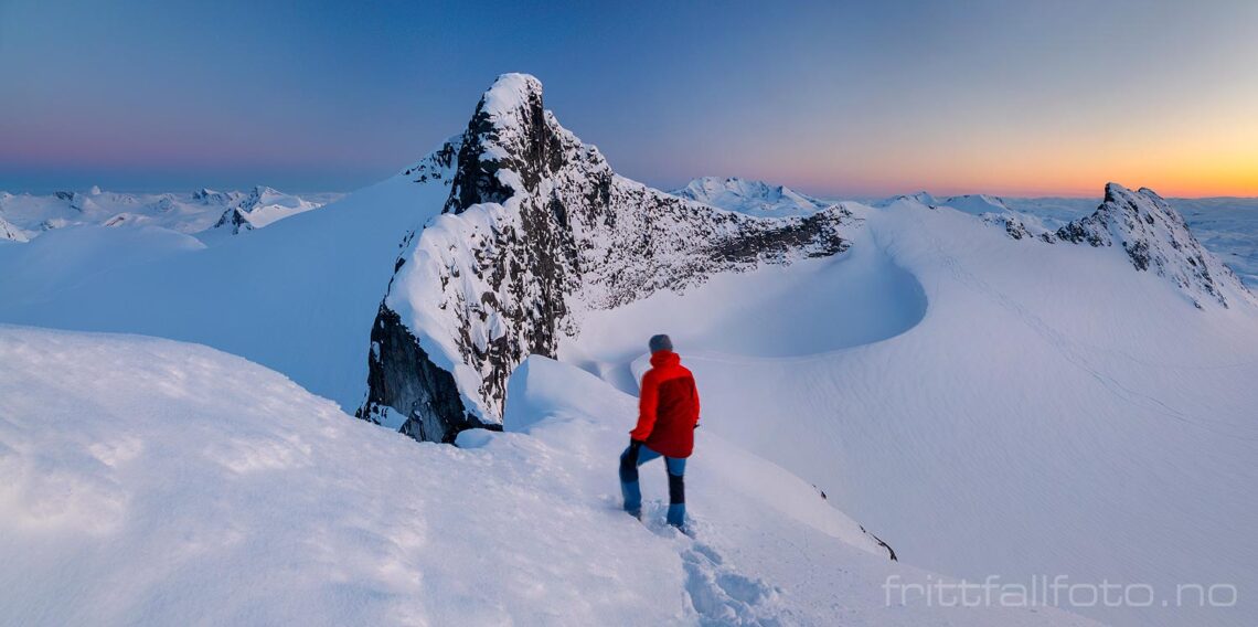 Maikveld ved Veslebjørn i Jotunheimen, Lom, Innlandet.<br>Bildenr 20230504-754-760.