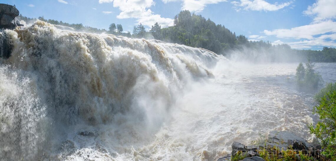 Buldrende flom ved Hvittingfossen i Lågendalen, Kongsberg, Buskerud.<br>Bildenr 20230810-0150-0151.