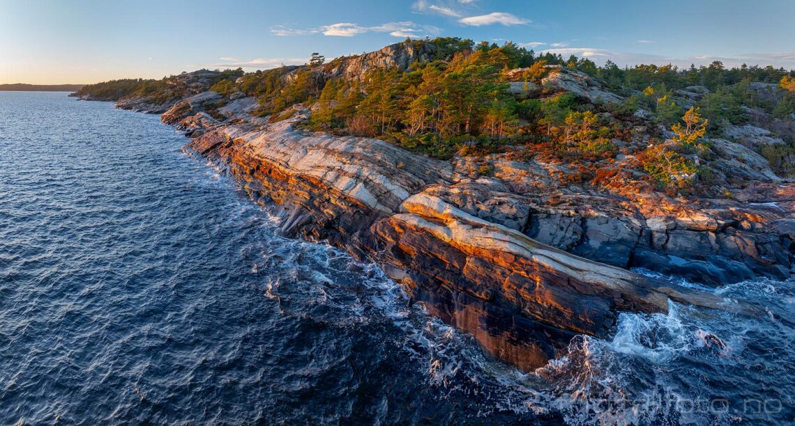 Desemberkveld ved Ragnhildsvik på Rapentangen, Kragerø, Telemark.<br>Bildenr 20241219-193-194.